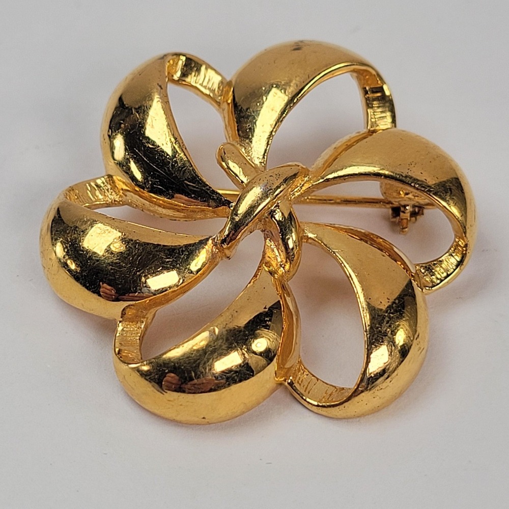 Napier Gold Tone Floral Brooch Pin Yellow Gold Plated Brass‎ Flower Jewelry